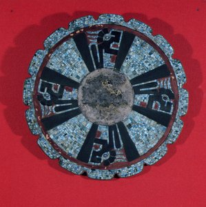 Gioiello che rappresenta uno scudo trovato nel Cenote di Chichen Itza, Yucatan, Messico, Periodo Postclassico Antico (900-1000 d.C.)